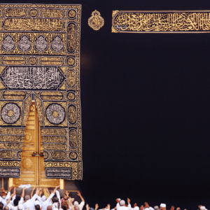 Kaaba, đôi khi được gọi là al-Ka'ba al-Musharrafa, là một công trình bằng đá nằm ở trung tâm của nhà thờ quan trọng nhất và nơi thánh thiêng nhất của Islam, Masjid al-Haram ở Mecca, Ả Rập Saudi. Nó được người Hồi giáo coi là Bayt Allah và là qibla cho người Hồi giáo trên khắp thế giới. Công trình hiện tại được xây dựng sau khi công trình ban đầu bị hỏng trong đám cháy trong cuộc bao vây Mecca bởi Umayyads vào năm 683 AD.